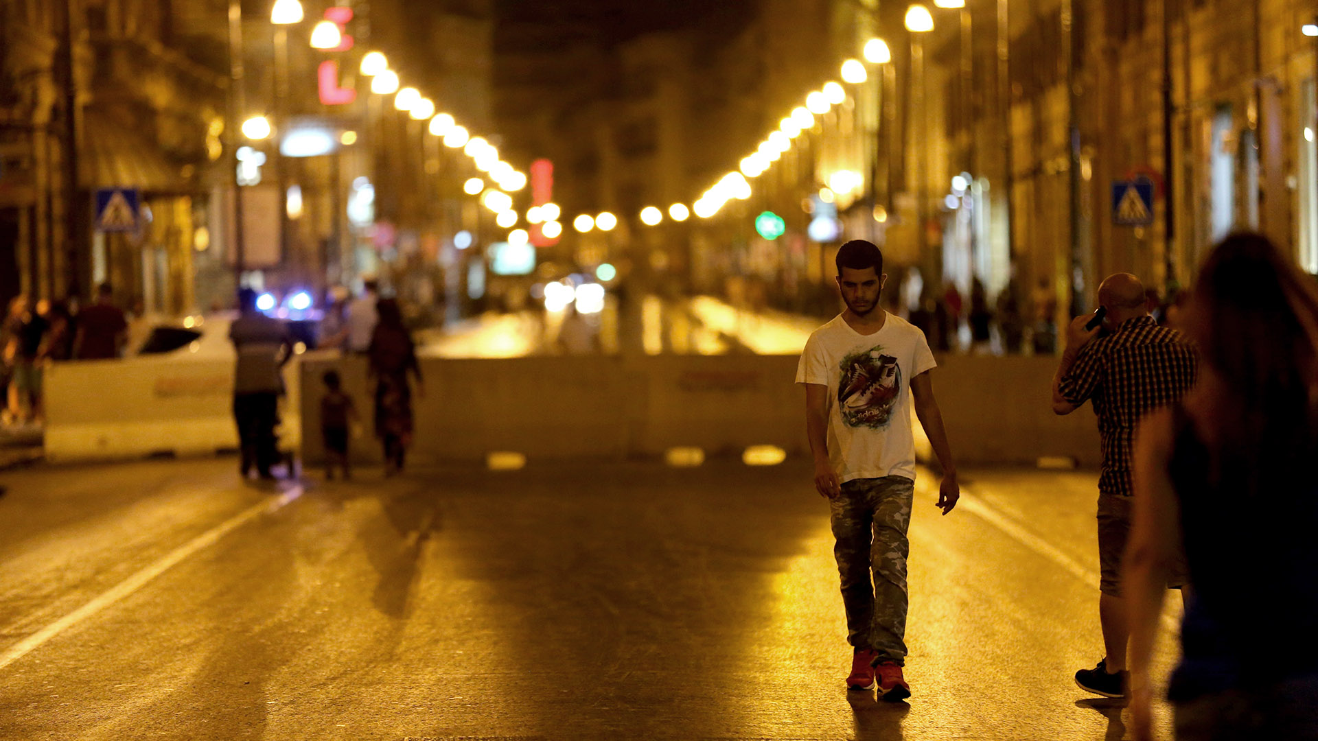 Uomo che cammina in strada di notte a Palermo